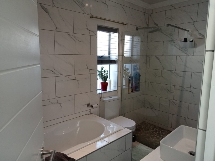 To Let 3 Bedroom Property for Rent in Mont Fleur Mountain Estate Western Cape